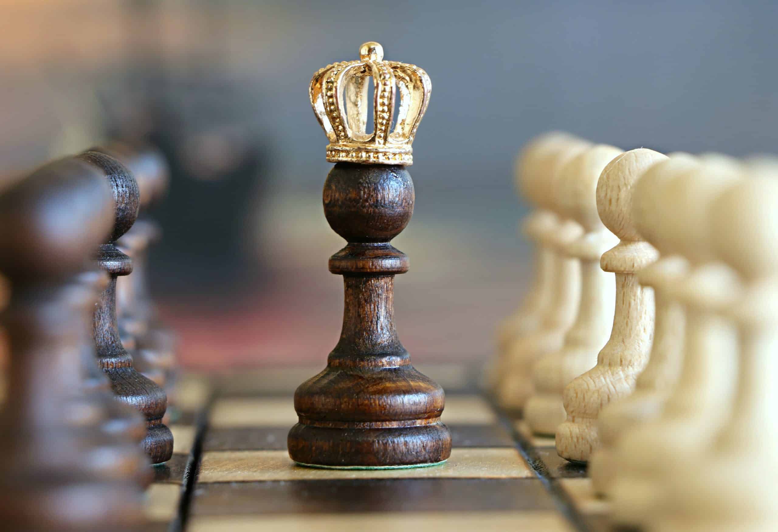 Ein Bauer im Schachspiel wird zum König gekrönt